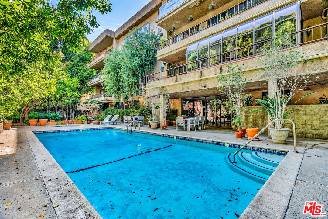 1124 North Kings Road, Unit 102 West Hollywood, CA 90069 - Photo 15 of 26 a view of an chairs and table on the patio