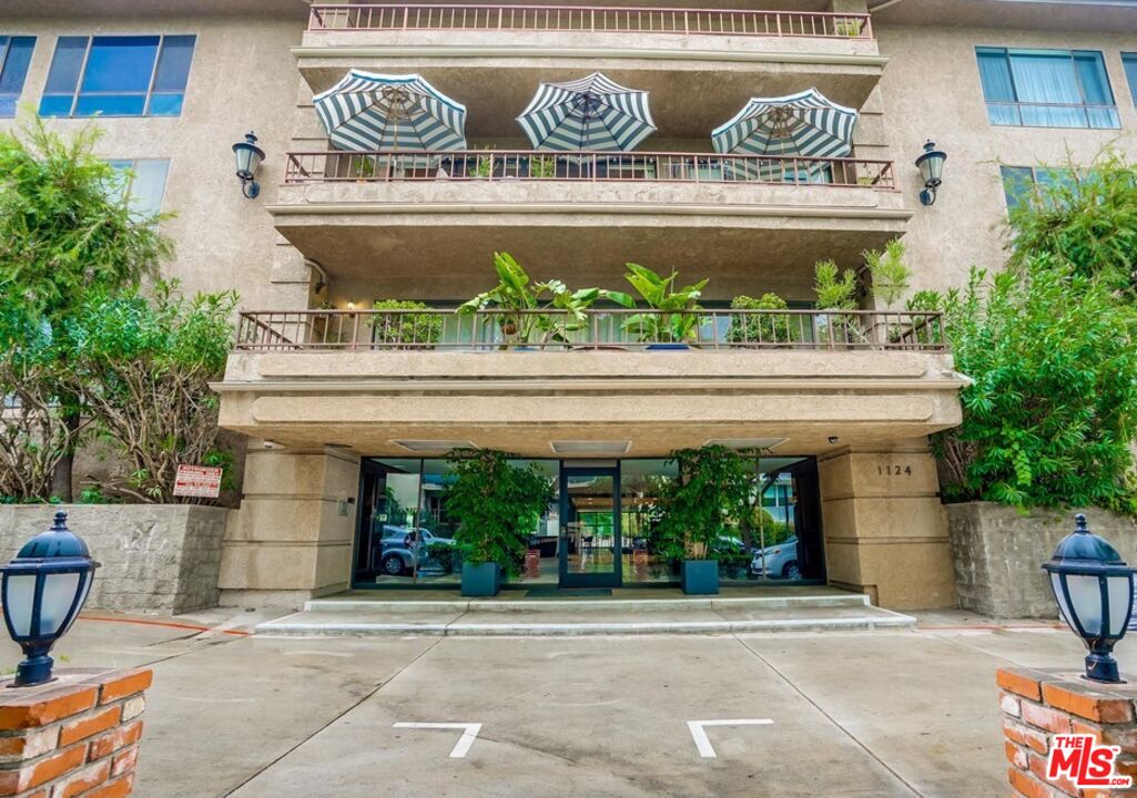 1124 North Kings Road, Unit 102 West Hollywood, CA 90069 - Photo 26 of 26 a front view of house with a garden and plants
