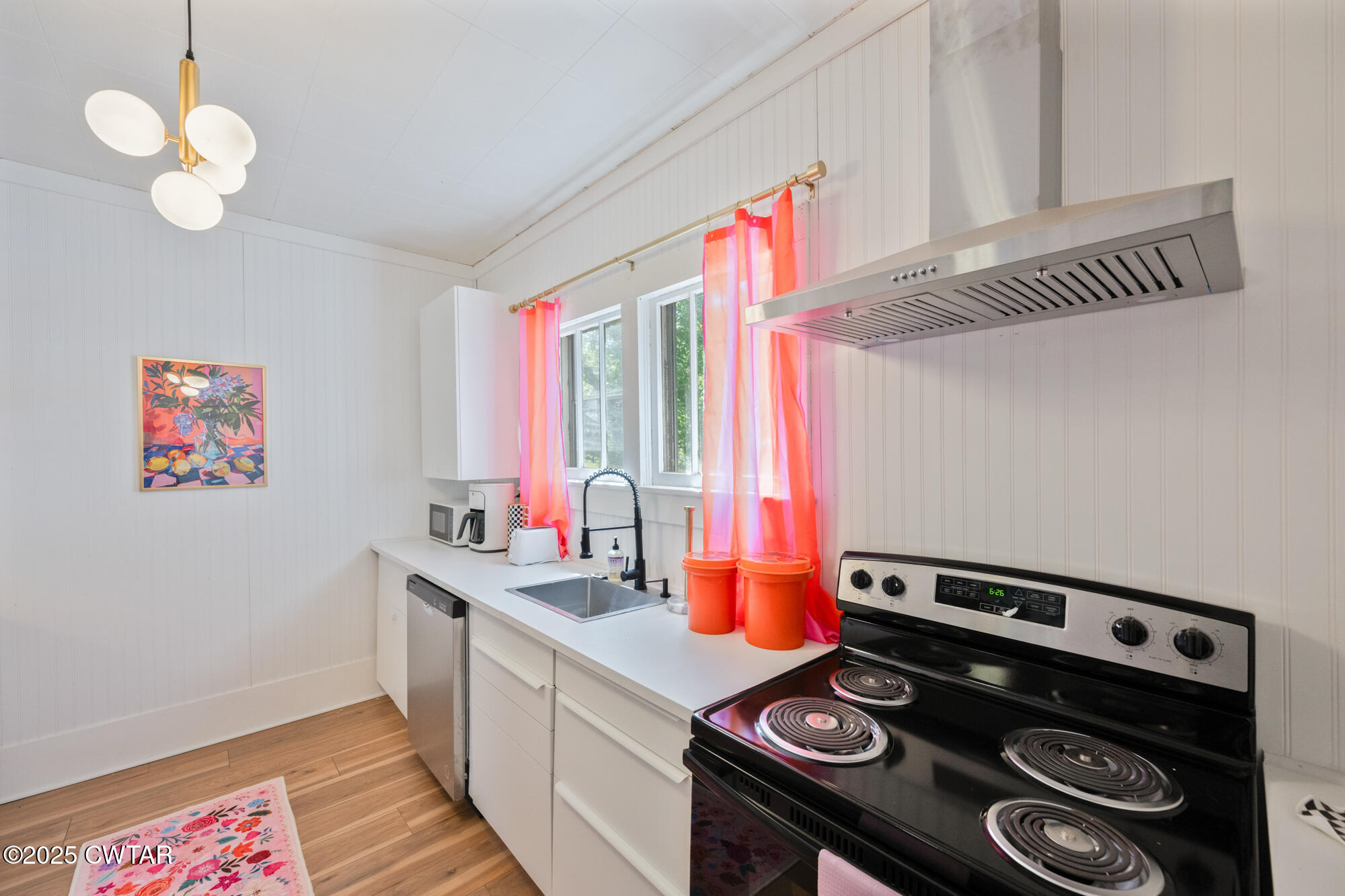 13185 Paris Street Huntingdon, TN 38344 - Photo 4 of 14 a kitchen with a stove and a sink