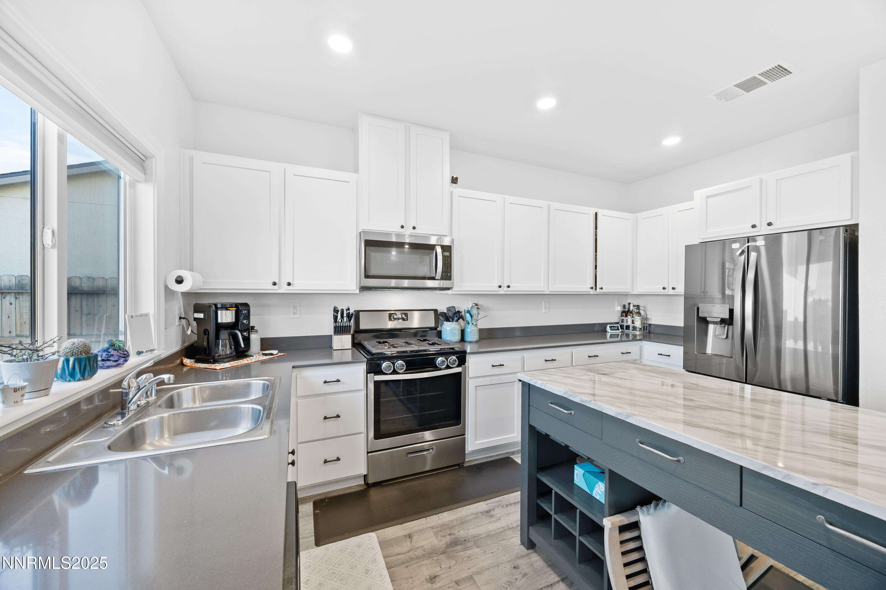 1383 Old Barn Road Sparks, NV 89436 - Photo 25 of 44 a kitchen with appliances a sink and cabinets