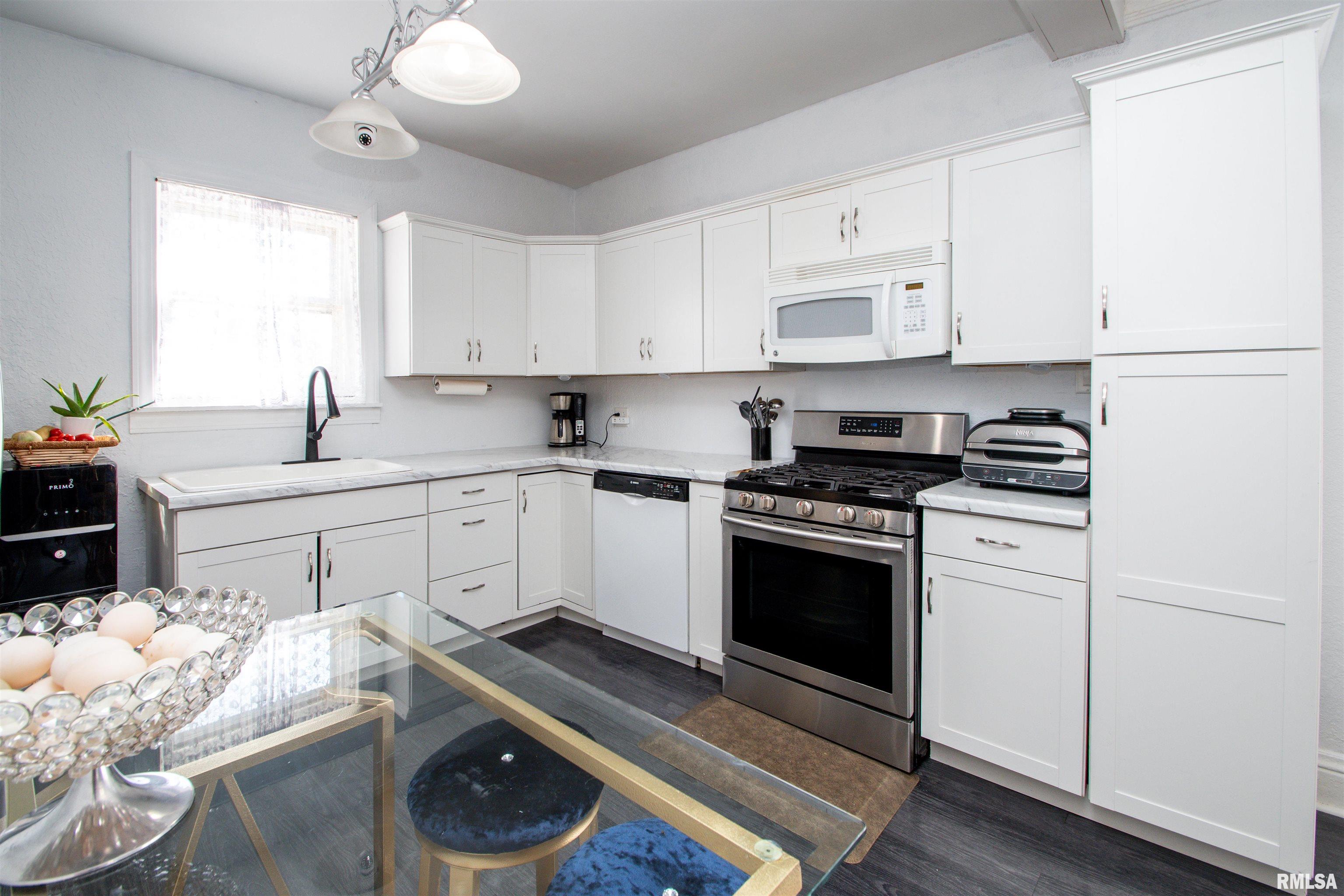 1942 North Sheridan Road Peoria, IL 61604 - Photo 11 of 44