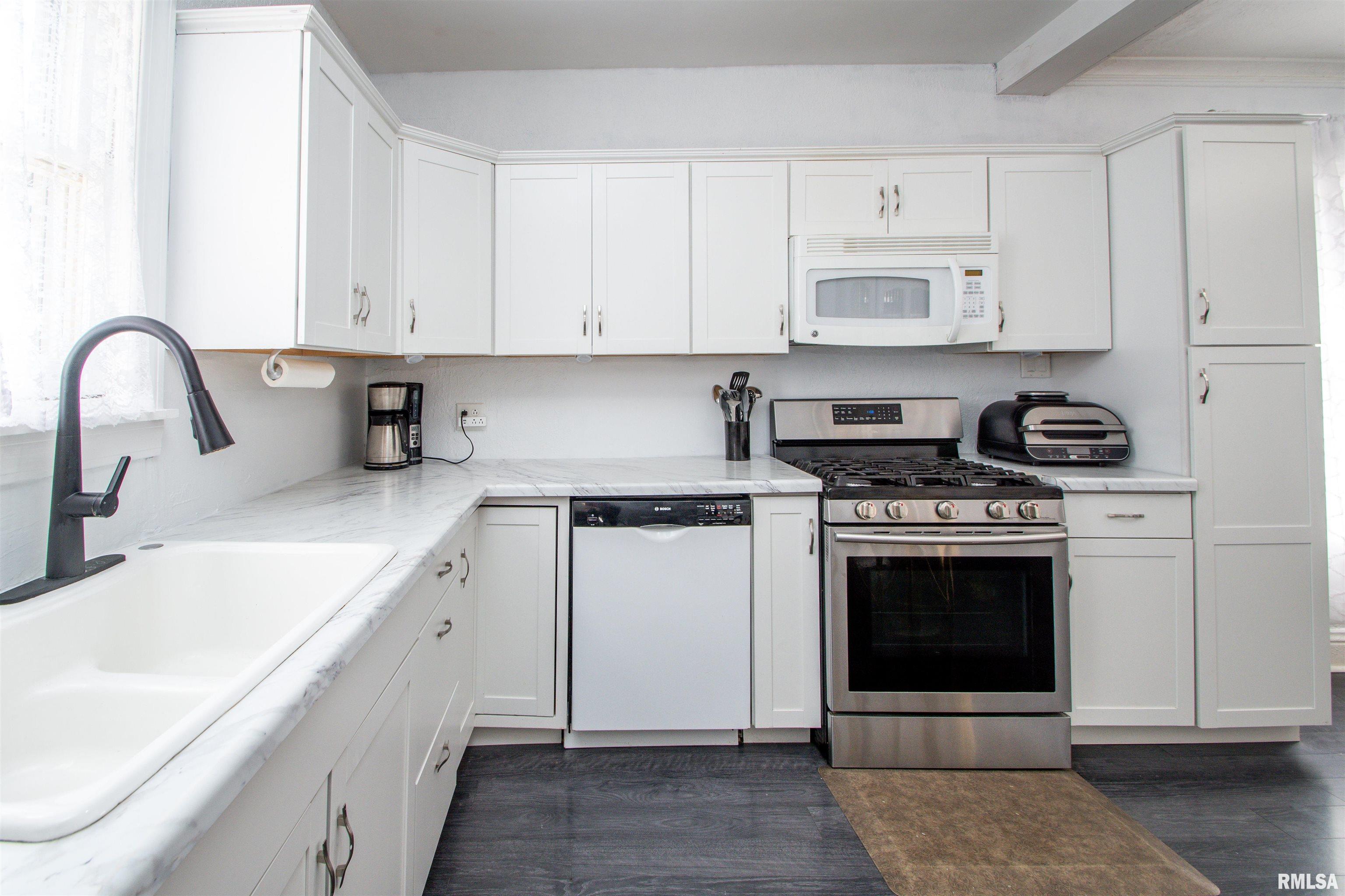 1942 North Sheridan Road Peoria, IL 61604 - Photo 10 of 44