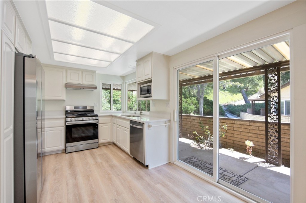 26574 Cardwick Court Newhall, CA 91321 - Photo 8 of 43 Kitchen