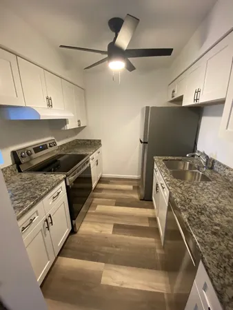 $1,800 | 1464 Stonebridge Circle, Unit 9E, Wheaton, IL 60189