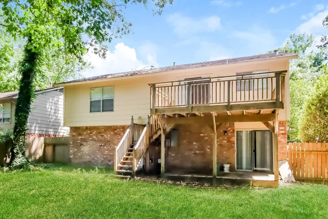 a view of a house with backyard