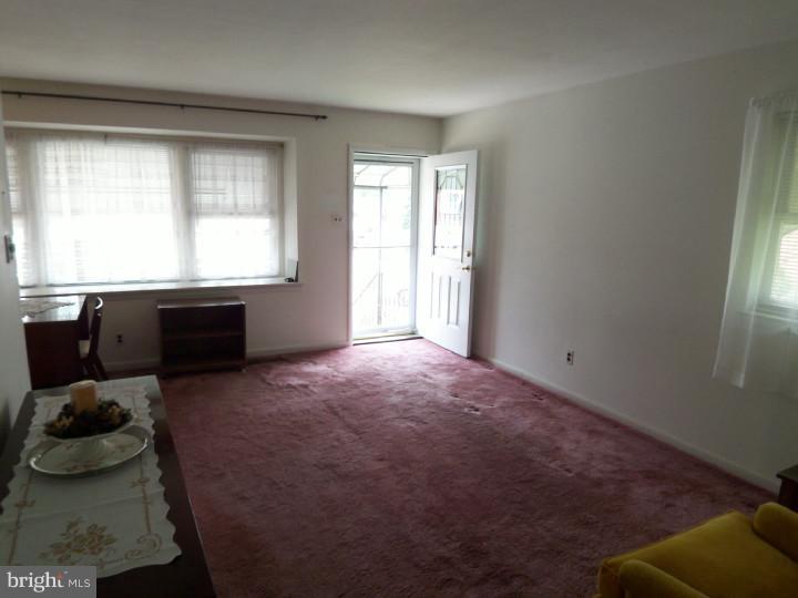 3210 Rhett Road Philadelphia, PA 19154 - Photo 6 of 17 Living Room