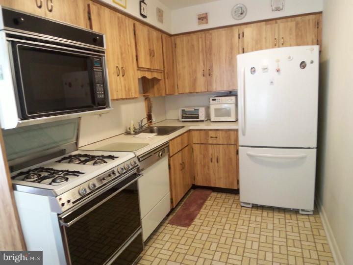 3210 Rhett Road Philadelphia, PA 19154 - Photo 9 of 17 Kitchen