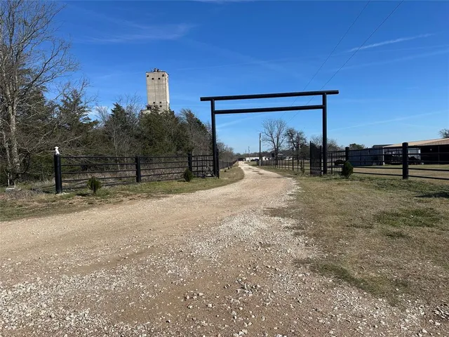 a view of a back yard