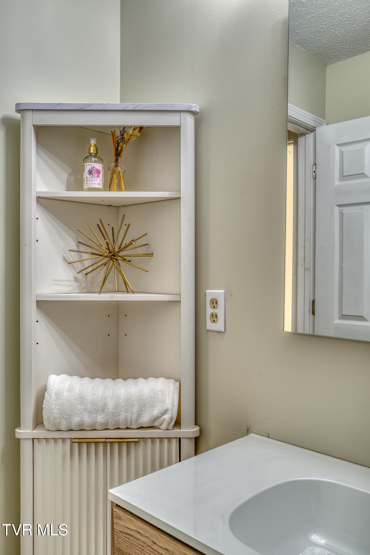 124 Oakcrest Circle Bristol, VA 24201 - Photo 6 of 16 Full bath