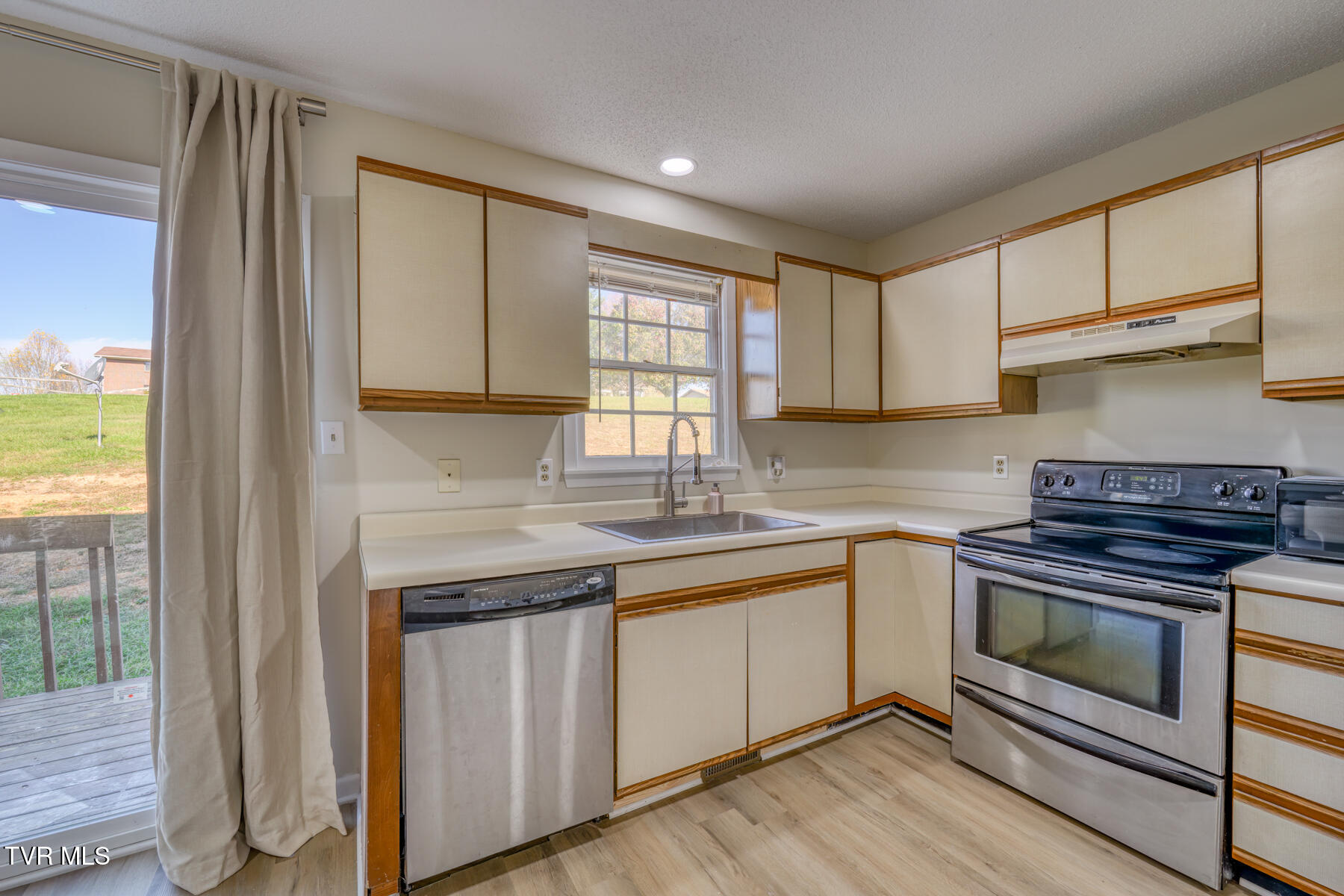 124 Oakcrest Circle Bristol, VA 24201 - Photo 9 of 16 Kitchen