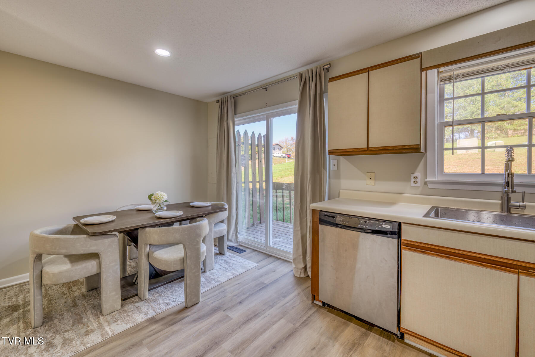 124 Oakcrest Circle Bristol, VA 24201 - Photo 10 of 16 Kitchen/dining