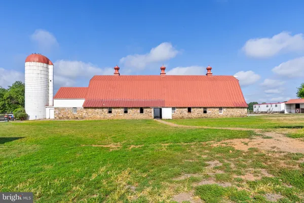 a view of a house with backyard and garden