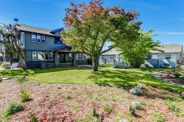 a view of a backyard