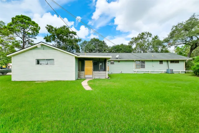 a view of a house with a yard
