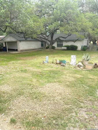 $350,000 | 336 Sollock Drive, Devine, TX 78016