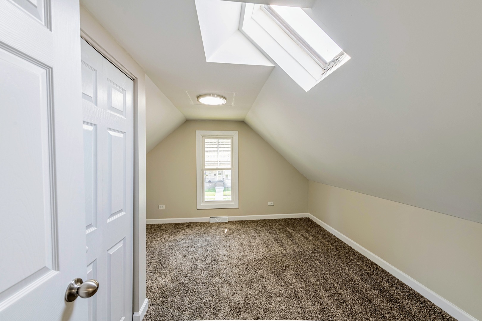 3340 Maple Avenue Brookfield, IL 60513 - Photo 18 of 26 an empty room with windows