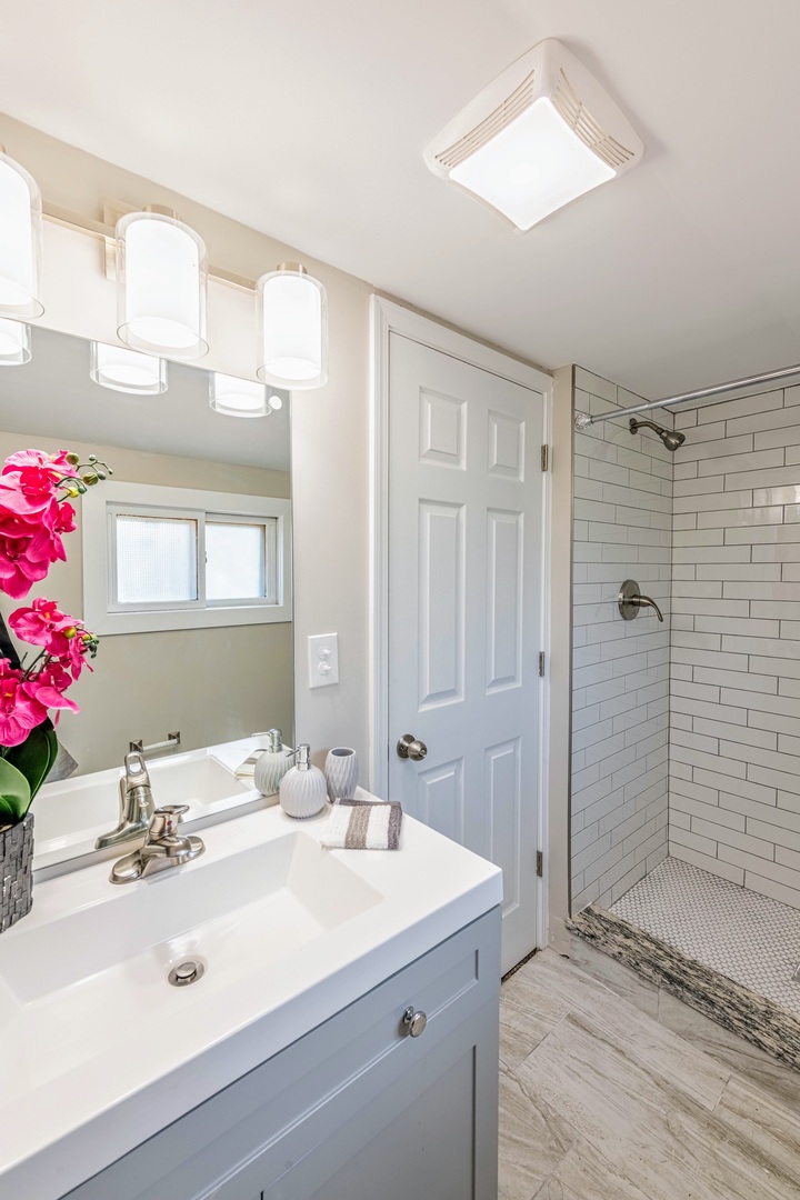 3340 Maple Avenue Brookfield, IL 60513 - Photo 22 of 26 a bathroom with a sink shower and a mirror