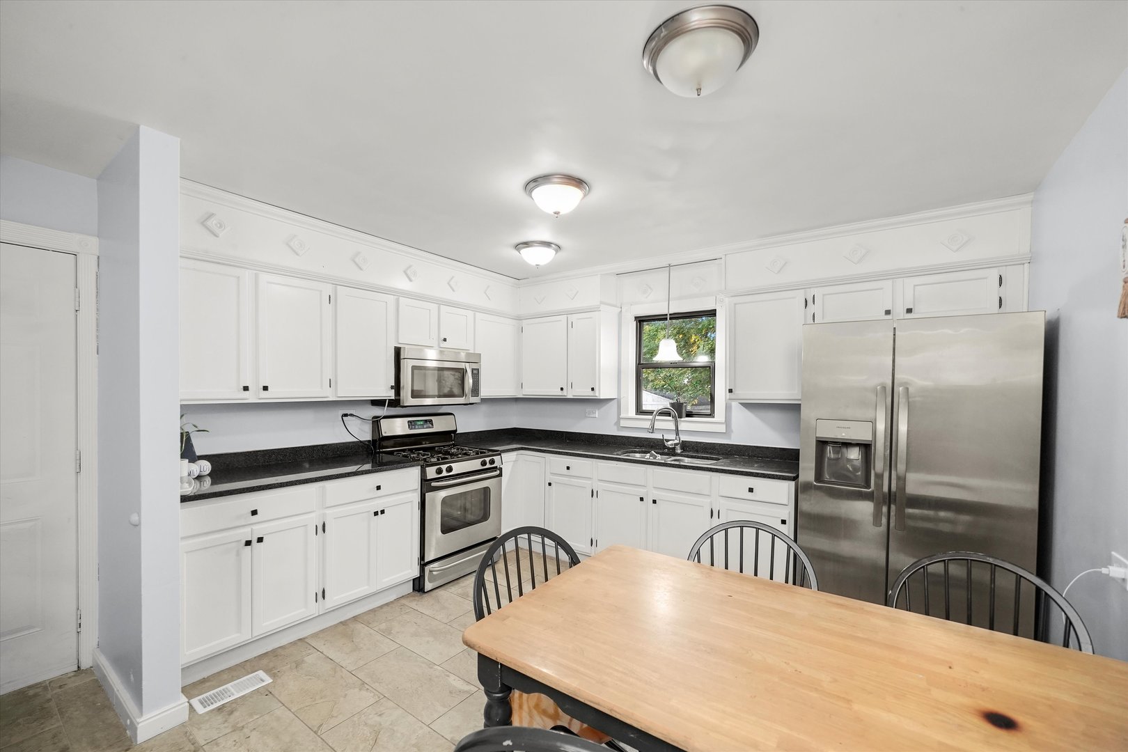 520 Aller Avenue Elgin, IL 60120 - Photo 3 of 22