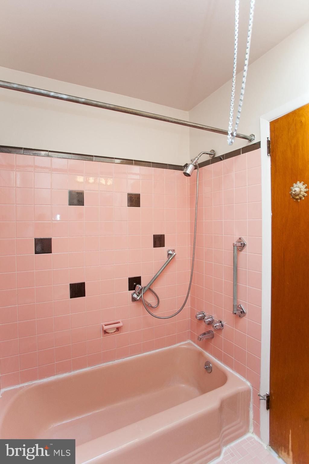 176 Juniper Road Havertown, PA 19083 - Photo 17 of 26 Hall Bath w/ Tub