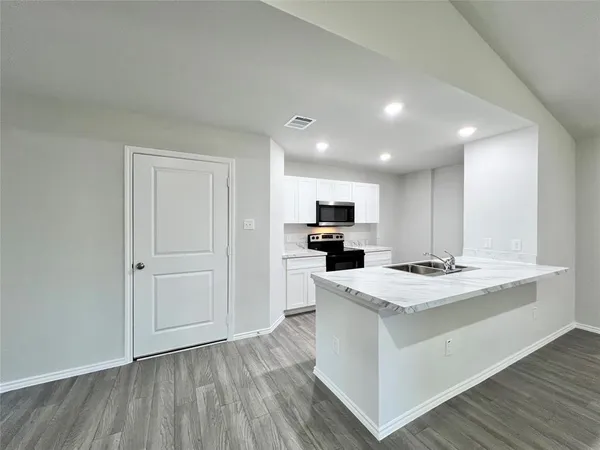 $2,100 | 544 Quail Mdws Drive, Cleburne, TX 76031