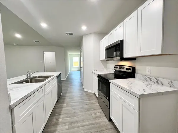 $2,100 | 544 Quail Mdws Drive, Cleburne, TX 76031