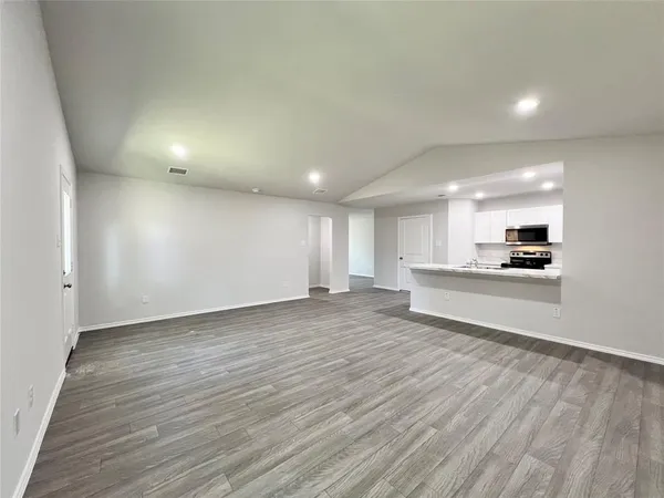 $2,100 | 544 Quail Mdws Drive, Cleburne, TX 76031