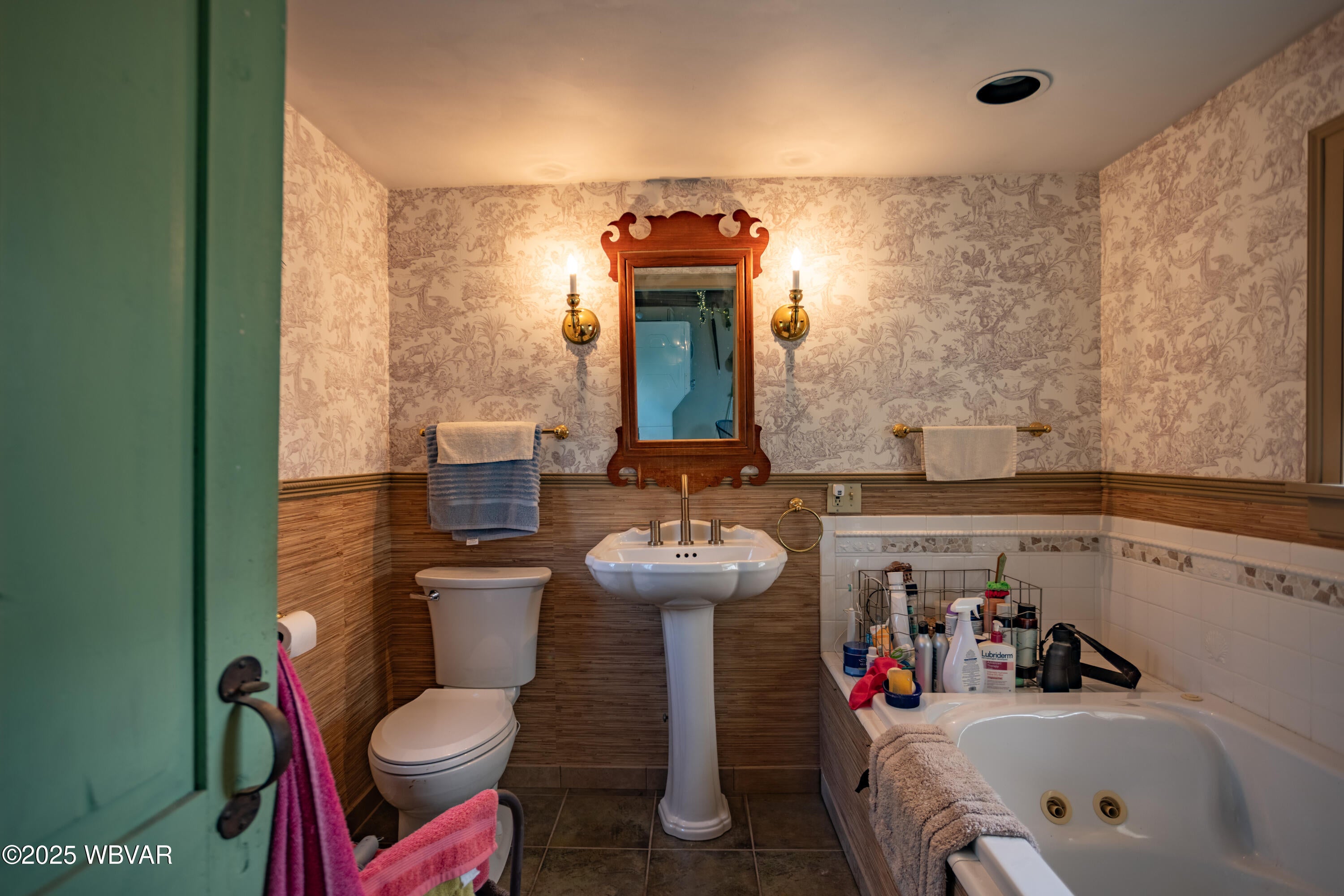 1484 Colvin Road Williamsport, PA 17701 - Photo 15 of 48 Full Bathroom