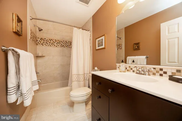 $1,090,000 | 5 Woodford Lane, Malvern, PA 19355