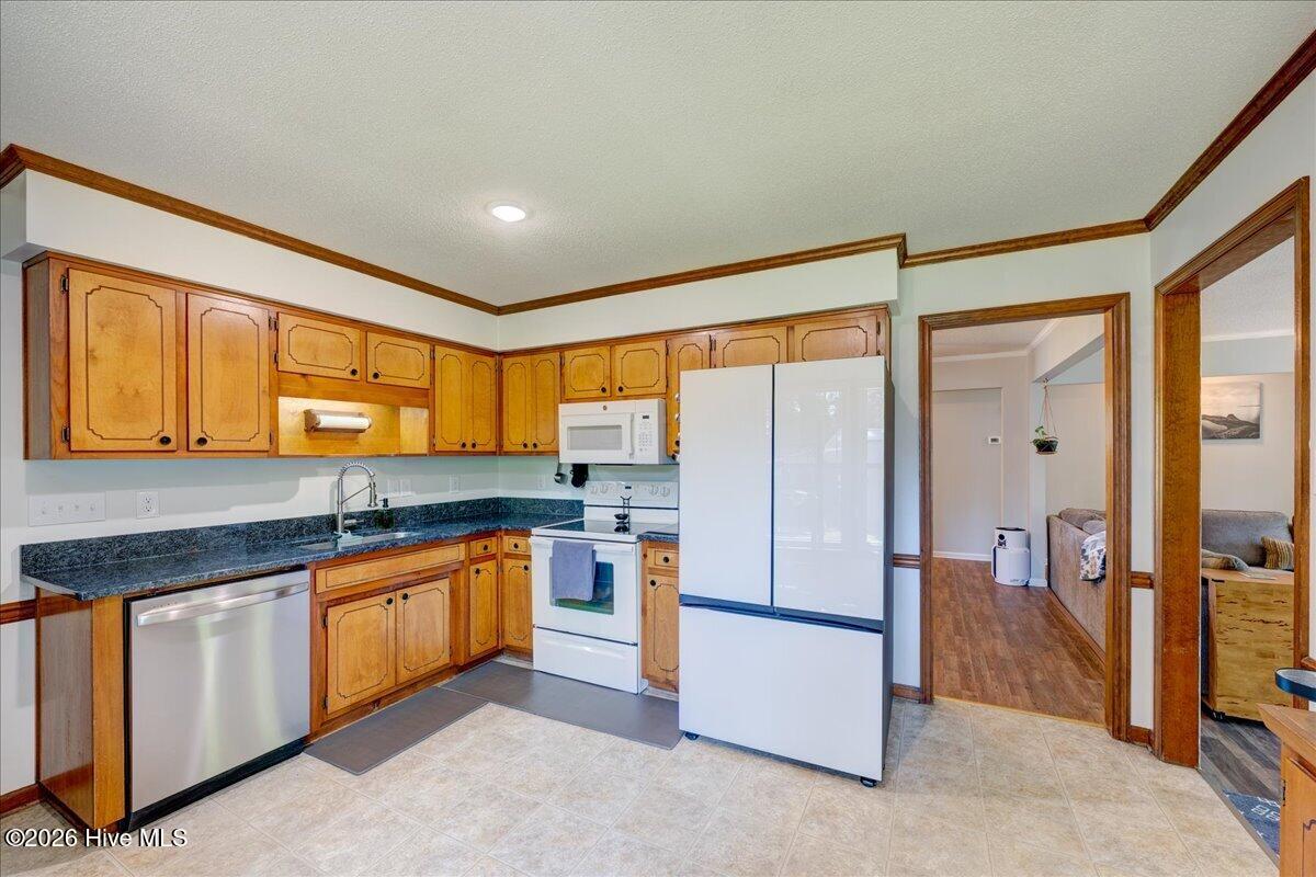 109 Quail Ridge Road Havelock, NC 28532 - Photo 18 of 42 Kitchen with granite countertops