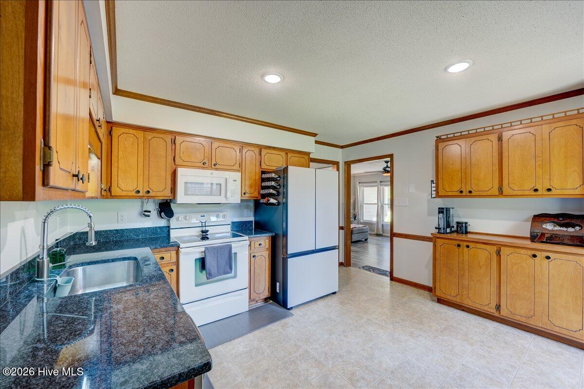 109 Quail Ridge Road Havelock, NC 28532 - Photo 19 of 42 Kitchen with granite countertops
