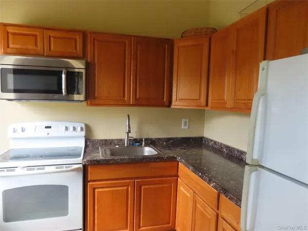 $249,000 | 2449-b) #16 A Union Boulevard, Unit 16A, Islip, NY 11751