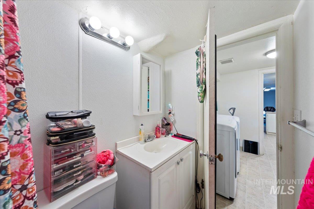 2209 West Idaho Street Boise, ID 83702 - Photo 36 of 42 Bathroom