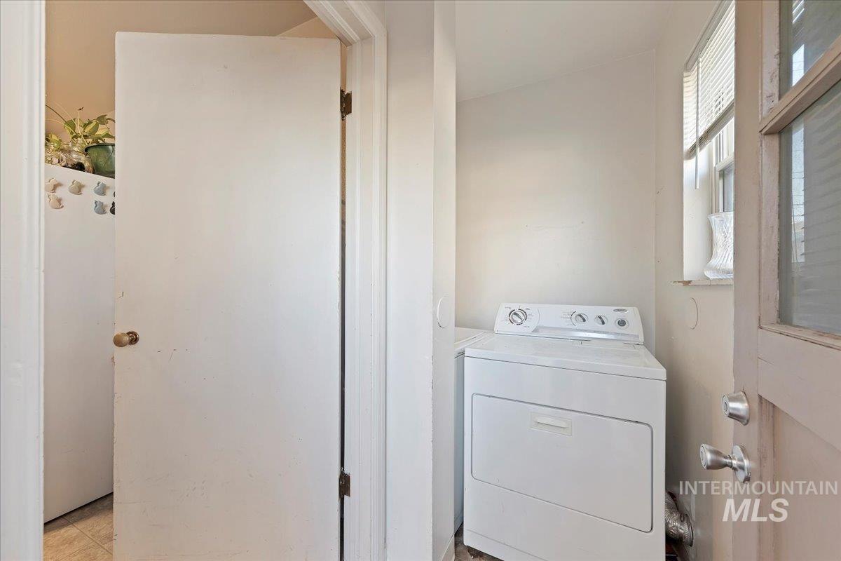 2209 West Idaho Street Boise, ID 83702 - Photo 10 of 42 Laundry room with washer / dryer