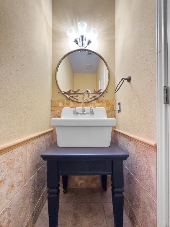 318 Ridge Run Drive Georgetown, TX 78628 - Photo 25 of 39 Half bath downstairs.