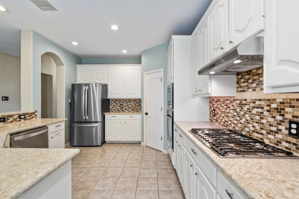 318 Ridge Run Drive Georgetown, TX 78628 - Photo 7 of 39 A great space to cook, bake, entertain,... the kitchen with ample storage space, a walk-in pantry, stainless steel appliances, gas cooktop and so much more.