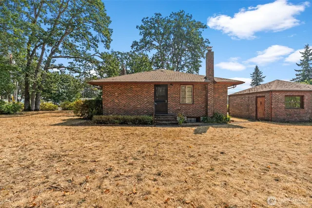 a view of a house with a yard