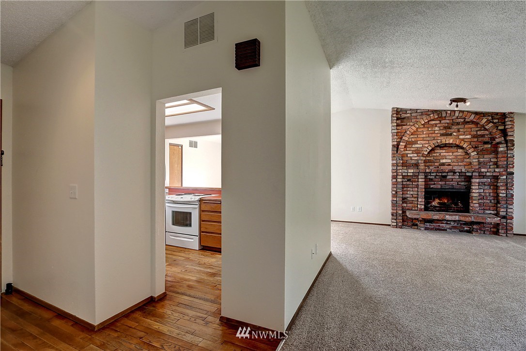 16658 127th Avenue Southeast Renton, WA 98058 - Photo 3 of 22 Gallery Image 3