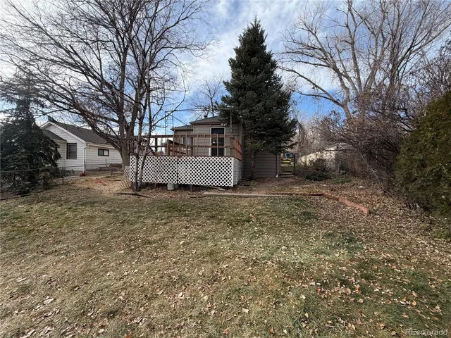 a view of a yard with a house