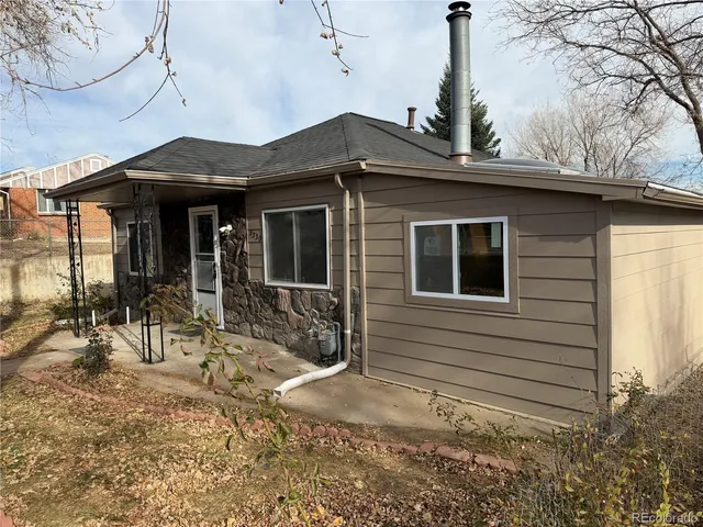 a small barn with a table and chairs in patio