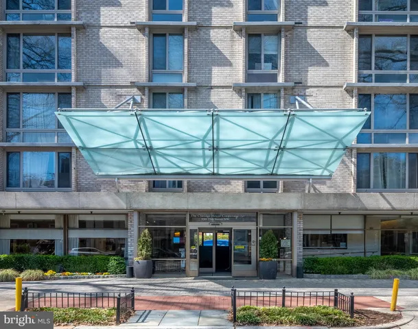 a view of entryway of a house