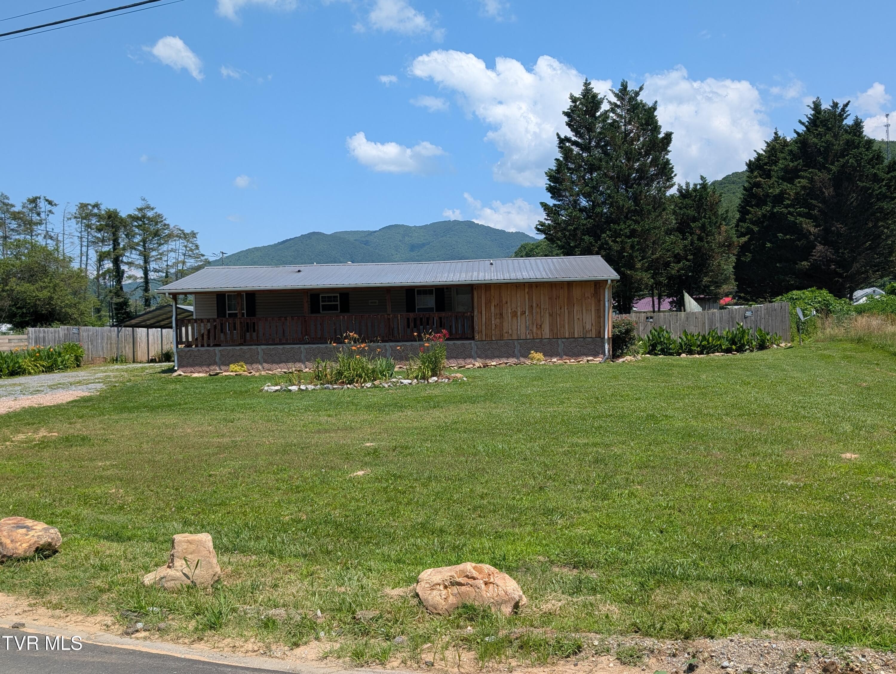 204 Spring Street Hampton, TN 37658 - Photo 2 of 28 204 Spring St (2)