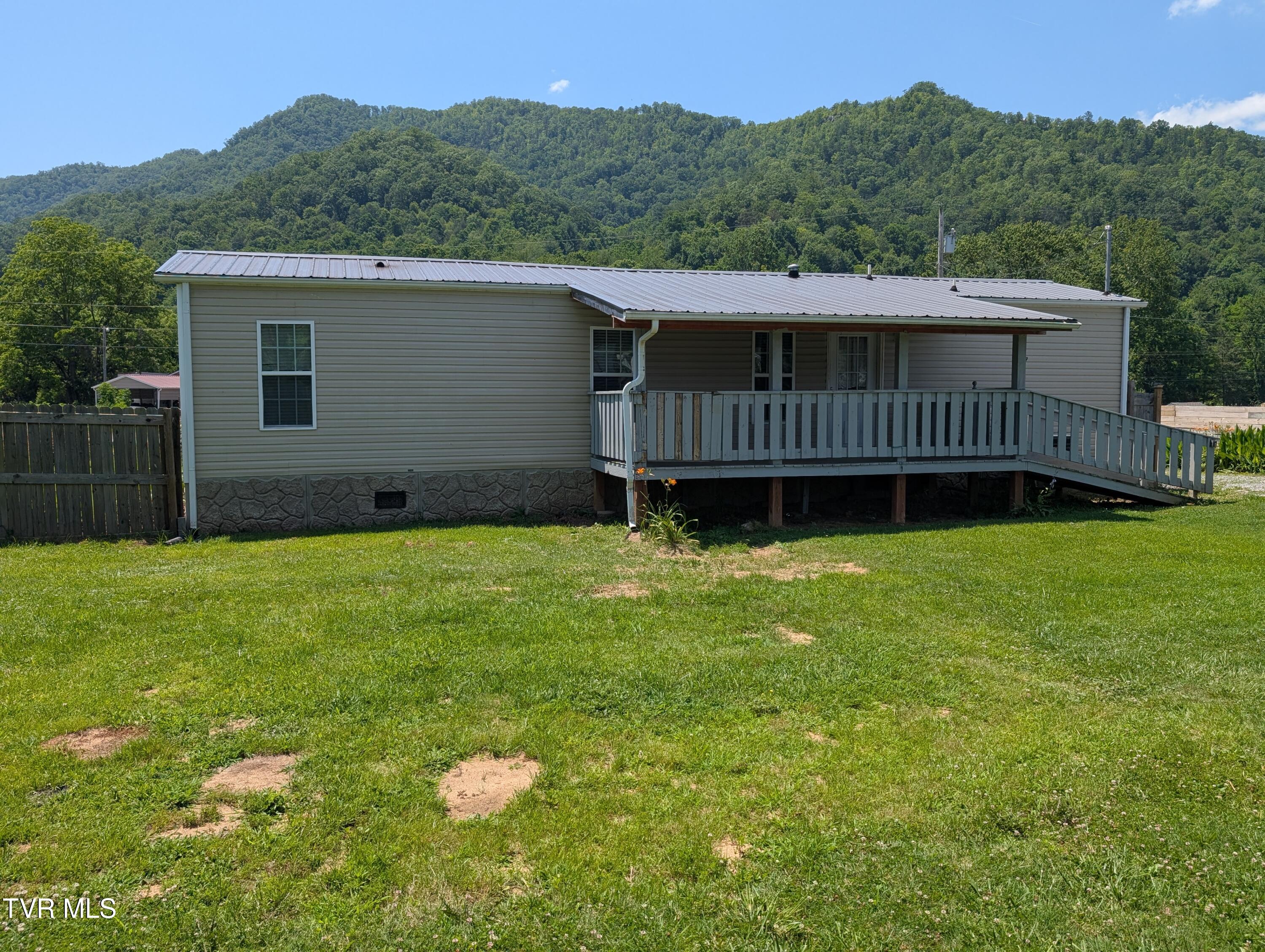 204 Spring Street Hampton, TN 37658 - Photo 5 of 28 204 Spring St (10)