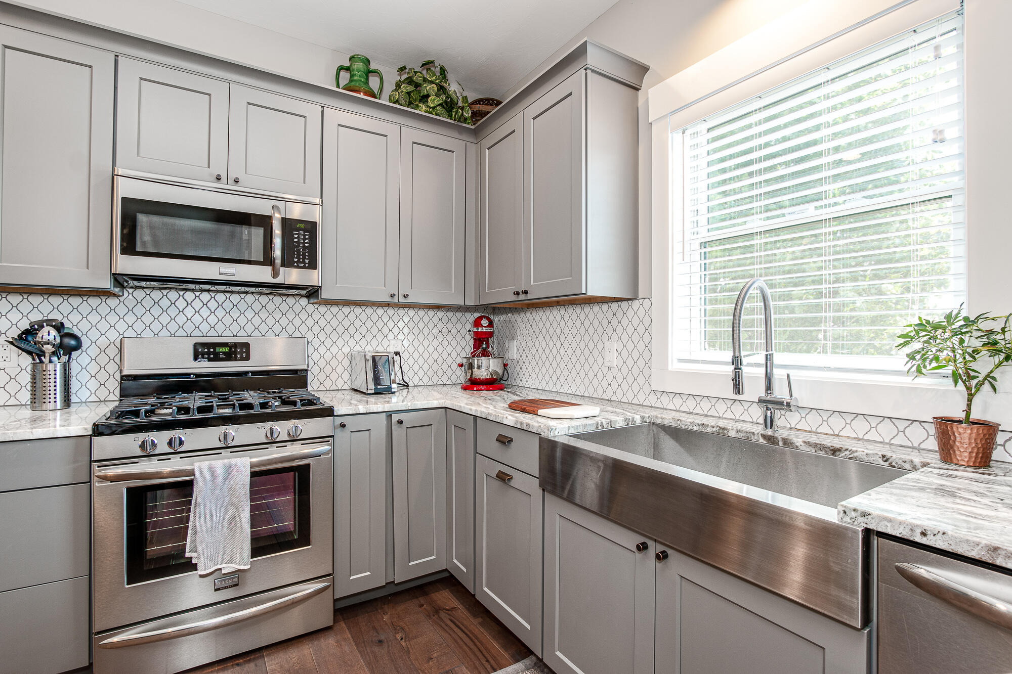 3745 Jason Ridge Lane Southwest Walker, MI 49534 - Photo 6 of 33 Kitchen