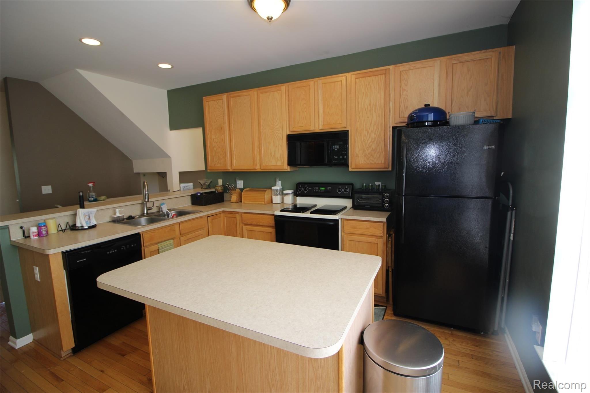 716 Cherry Orchard Road Canton, MI 48188 - Photo 5 of 19 716cherryorchard001.JPG