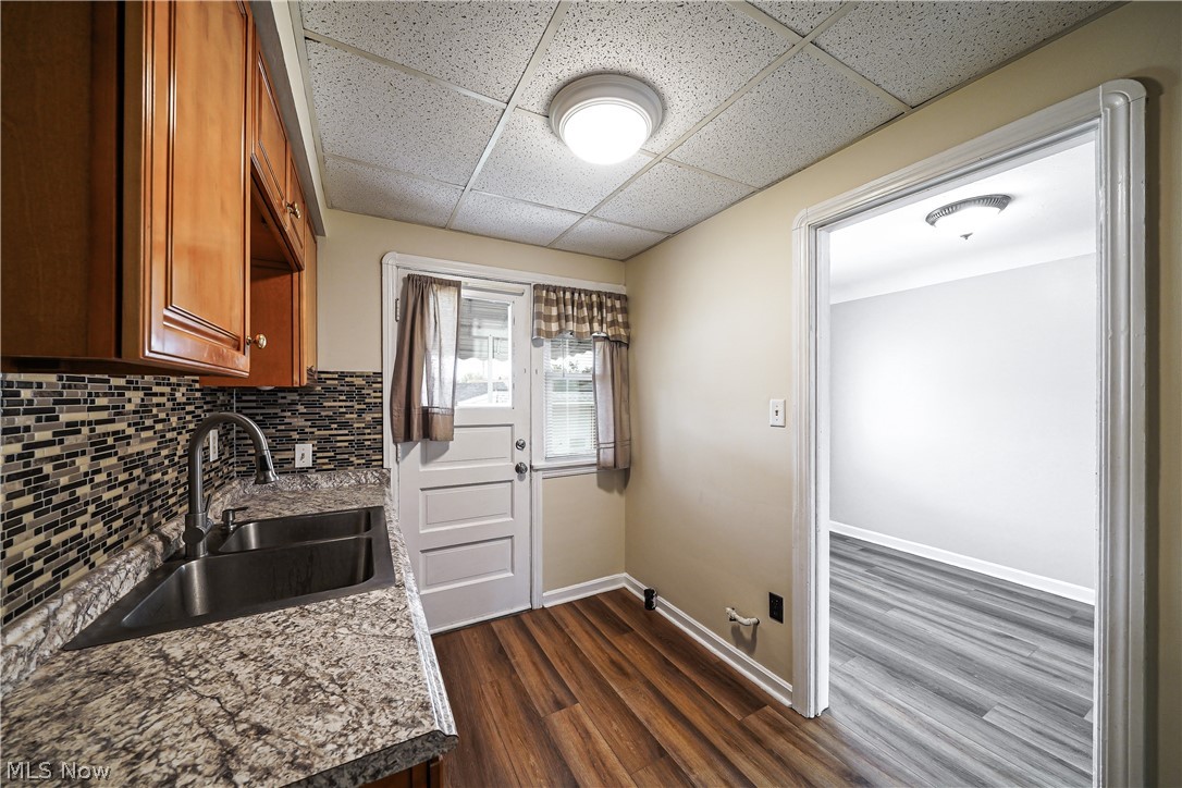 8604-8606 Biddulph Road Brooklyn, OH 44144 - Photo 4 of 29 Kitchen