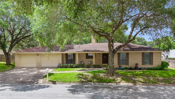 $349,000 | 113 Suffolk Lane, Hallettsville, TX 77964