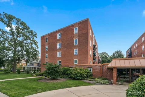 $195,000 | 450 West Downer Place, Unit 4C, Aurora, IL 60506