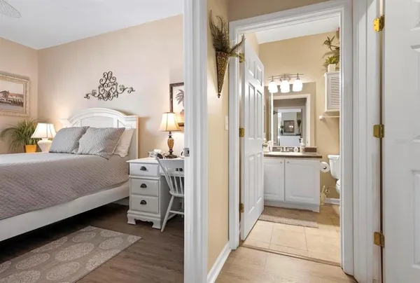 a en suite bathroom with a double vanity sink and mirror