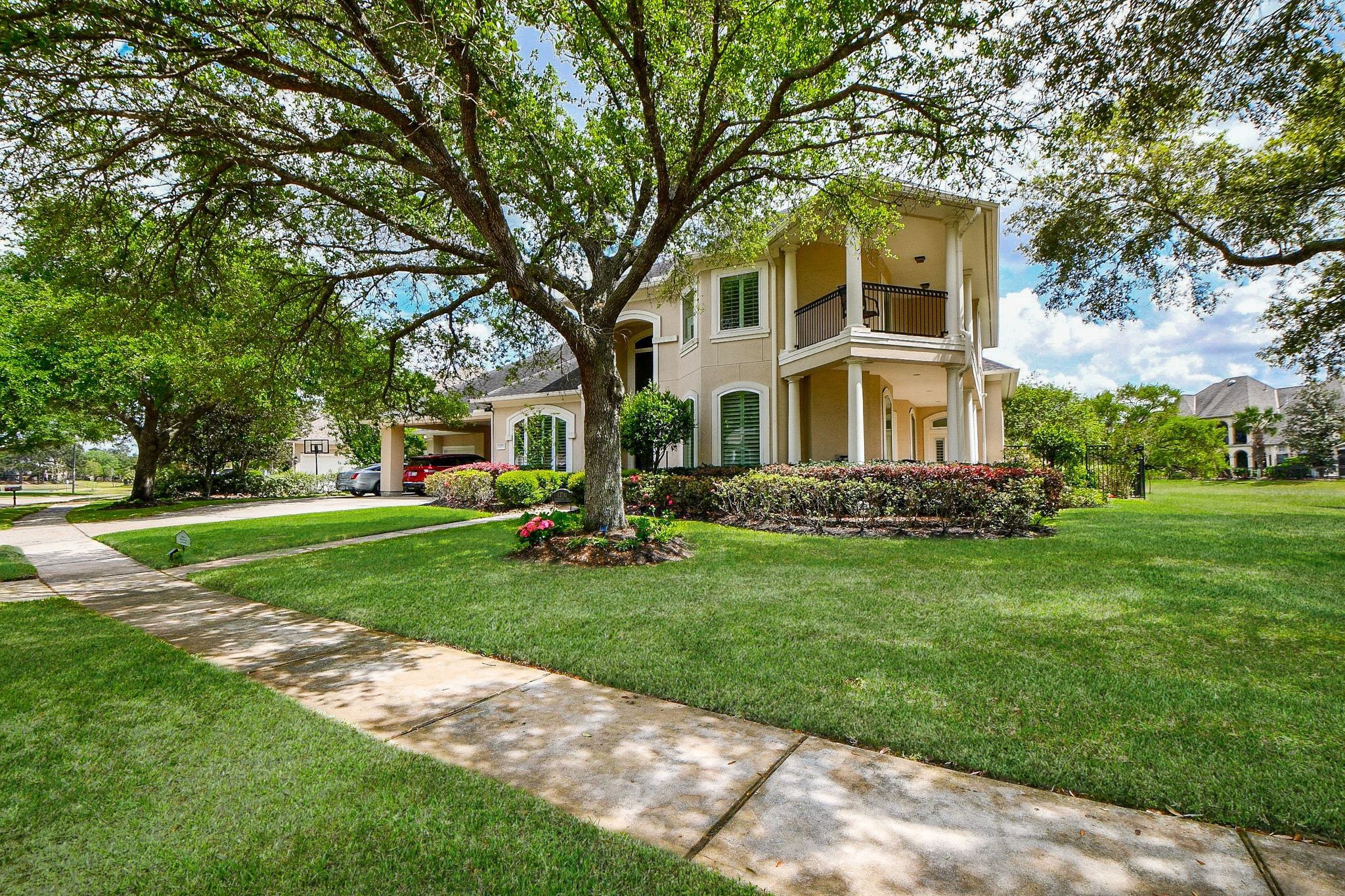 12711 Waterside Way Houston, TX 77041 - Photo 4 of 48 Stucco home with balconies and patios.