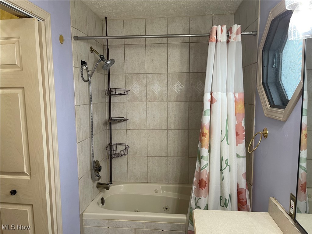 170 Burns Road Elyria, OH 44035 - Photo 12 of 32 Bathroom with shower / bathtub combination